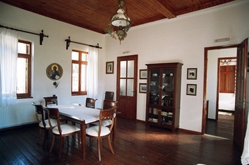 Grecia Chata Nea Kydonia, Exteriorul